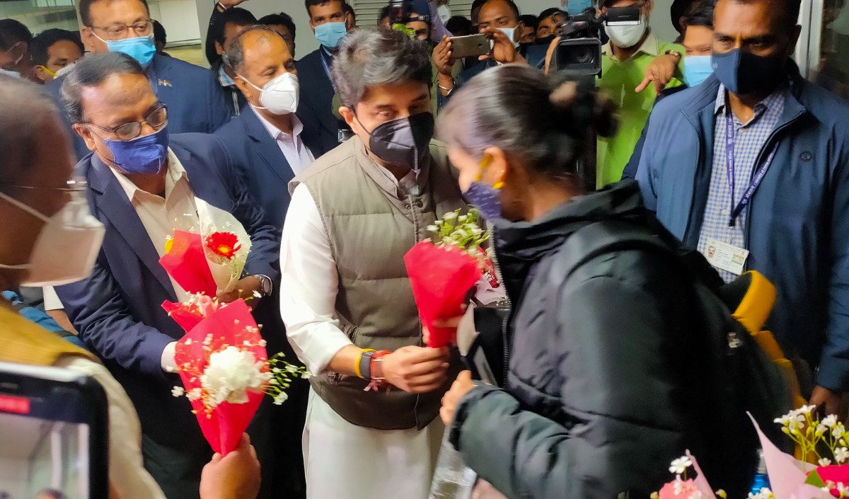 यूक्रेन से रात 3 बजे एयर इंडिया की दूसरी फ्लाइट पहुंची दिल्ली, ज्योतिरादित्य सिंधिया ने फूलों से किया स्वागत