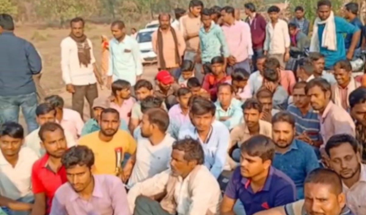 भू-अर्जन के खिलाफ जनता में आक्रोश, ग्रामीणों ने सड़क पर किया प्रदर्शन