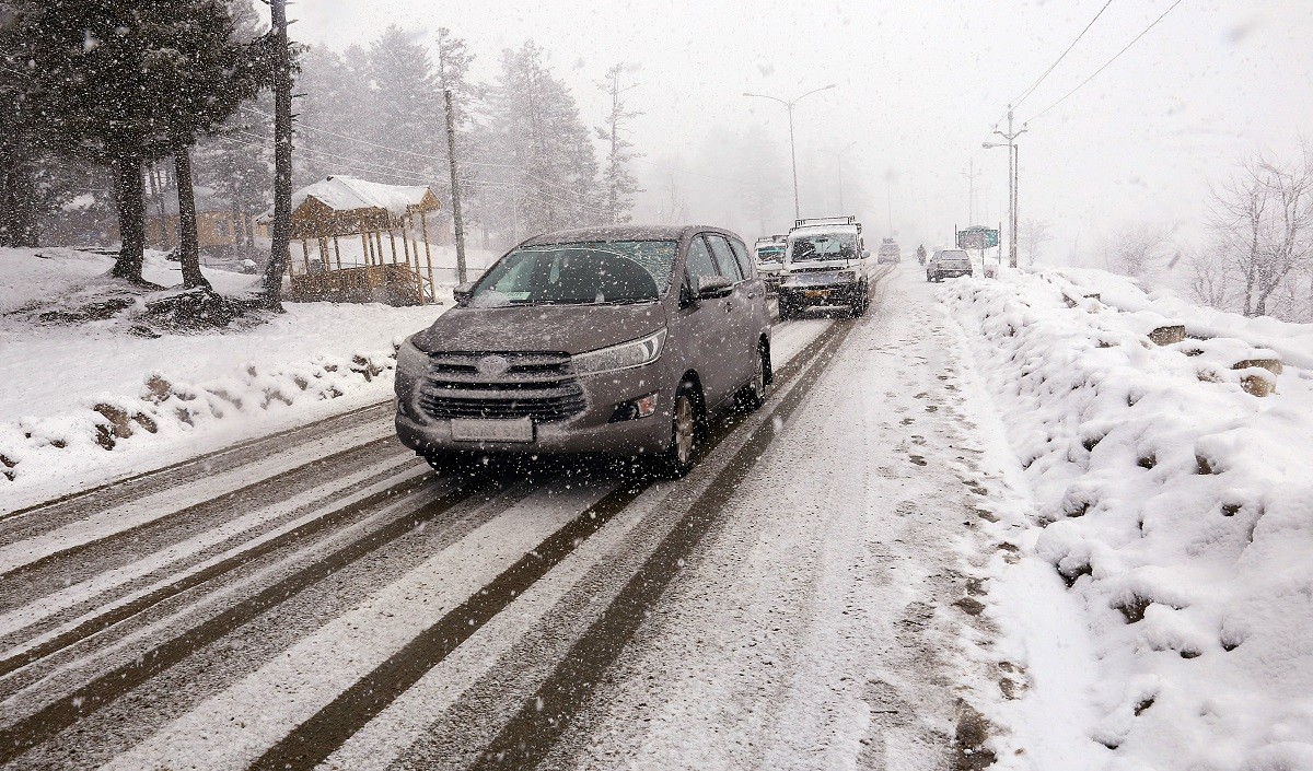 कश्मीर में बर्फबारी से जम्मू-श्रीनगर राजमार्ग बंद, वाहन फंसे, हवाई यातायात में देरी, ट्रेन सेवा निलंबित