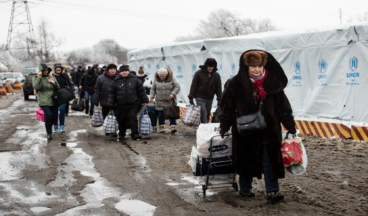 रूस के हमलों के बीच यूक्रेन से दो लाख से अधिक लोग भागे, पड़ोसी मुल्कों में ले रहे शरण