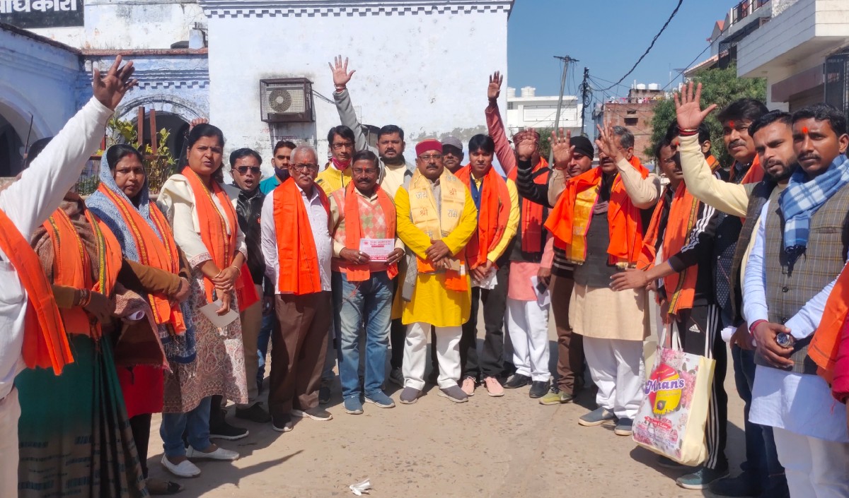 VHP and RSS are seeking votes by giving prasad and raj of Ram temple VHP and RSS are seeking votes by giving prasad and raj of Ram temple