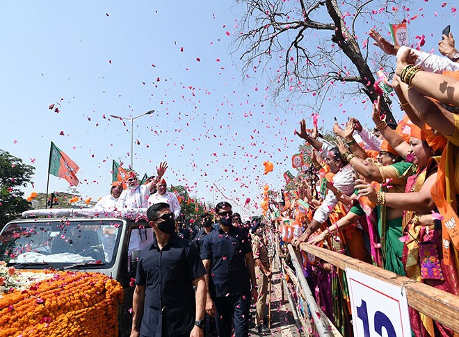 गुजरात में प्रधानमंत्री मोदी का भव्य रोड शो
