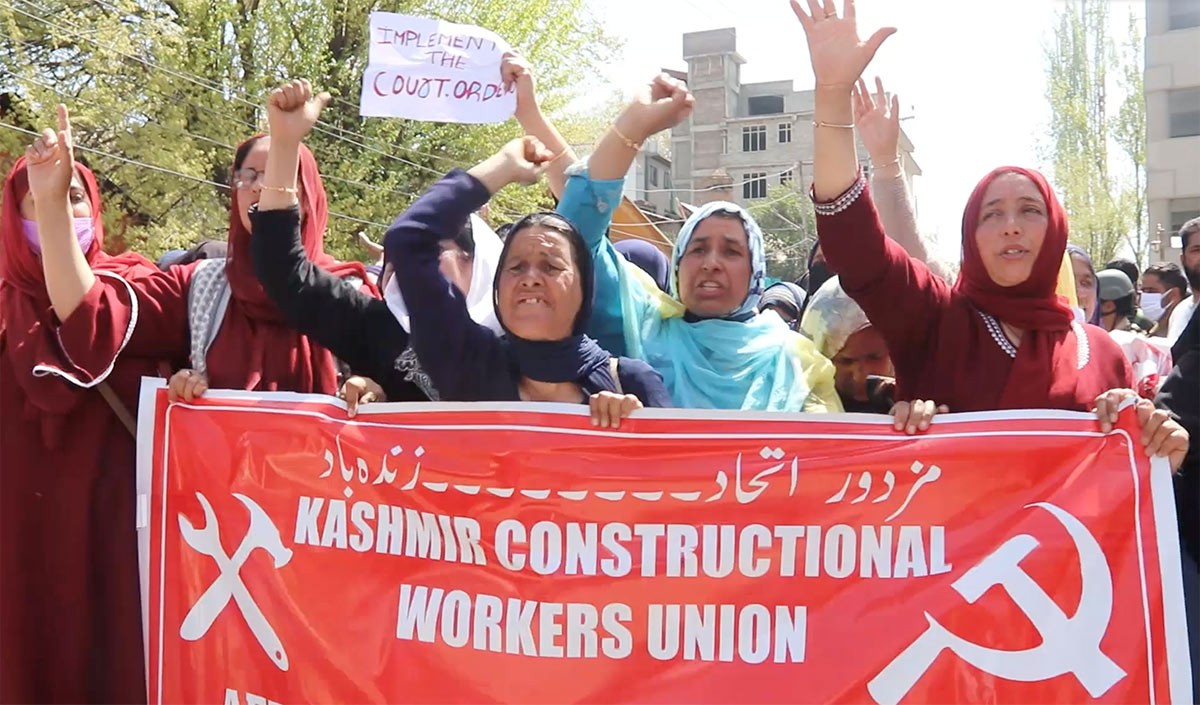 श्रीनगर में आशा कार्यकर्ताओं ने प्रदर्शन कर नौकरी को पक्का करने की माँग की