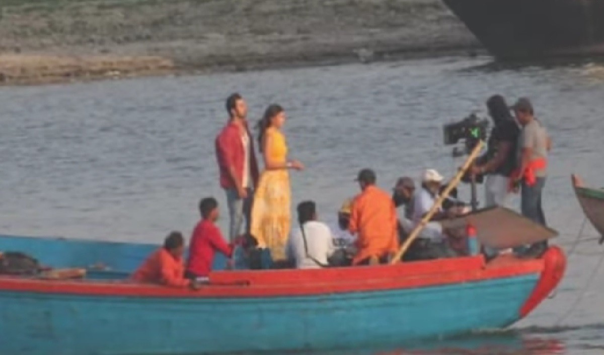 आलिया भट्ट और रणबीर फिल्म ब्रह्मास्त्र के गानों को भीषण गर्मी में काशी के घाट पर शूट करते नजर आये