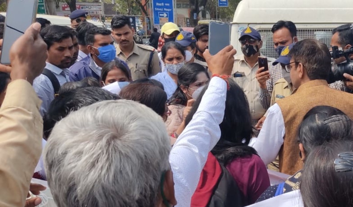 Chaynit shikshak mahila Chaynit shikshak mahila