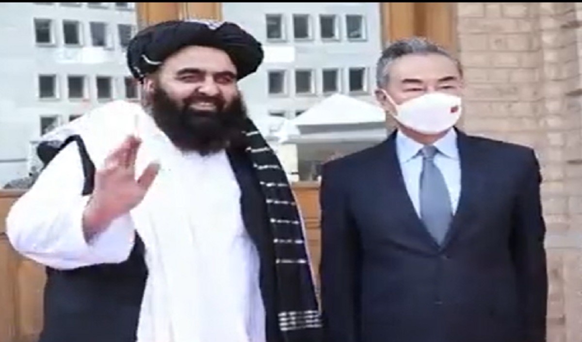 तालिबान के नेताओं से अचानक मिलने पहुंचे चीन के विदेश मंत्री, क्या दोस्ती करना चाहता है ड्रेगन?