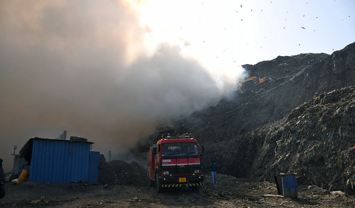 दिल्ली में कूड़े के पहाड़ पर लगी आग से शहरवासियों के फेफड़ों में भर रहा है धुआं