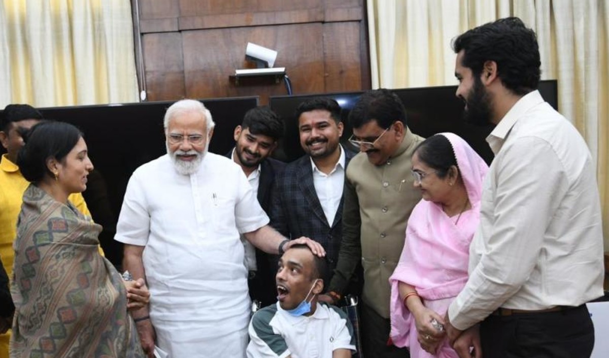 MP के दिव्यांग ने पैर से बनाई गई पेंटिंग पीएम मोदी को की भेंट, प्रधानमंत्री ने ट्वीट पर साझा की तस्वीर