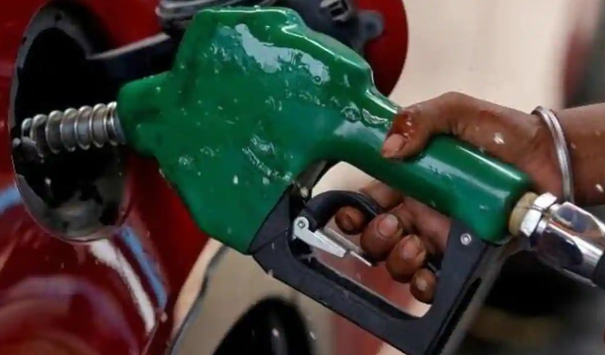 चार दिनों में तीसरी बार महंगाई की मार, पेट्रोल-डीजल की कीमतों में 80 पैसे की बढ़ोतरी