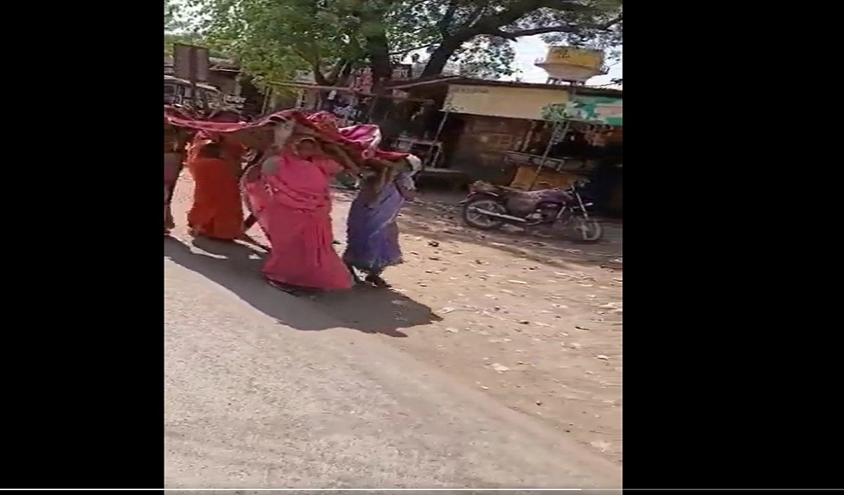 मां के शव को चारपाई पर उठाकर गांव ले गई मजबूर बेटी, मदद का हाथ न बढ़ाकर बनाते रहे लोग वीडियो
