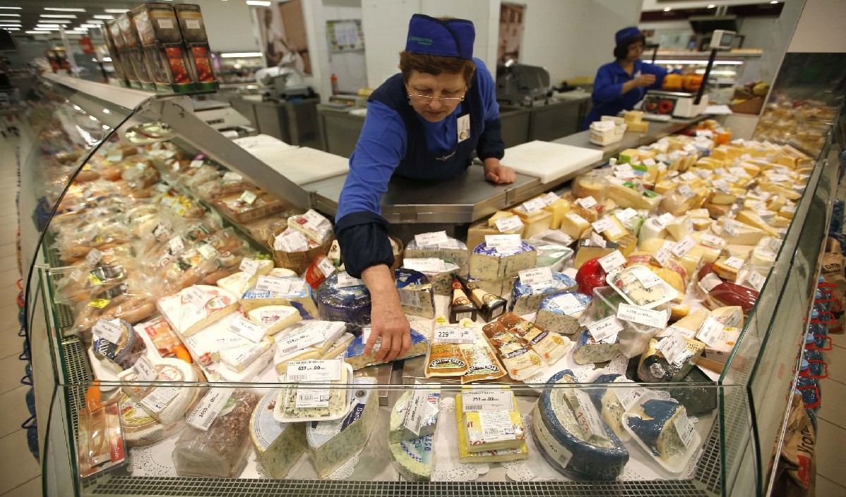 आर्थिक प्रतिबंधों ने रूसी बाजार में कहर बरपाना शुरू किया, खाद्य वस्तुओं की खरीद की तय की जाएगी सीमा