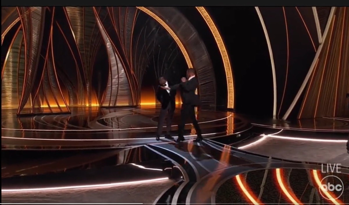 Oscars 2022 के मंच पर दो विश्व प्रसिद्ध सितारों के बीच मारपीट, पत्नी को लेकर मजाक करने पर भड़के Will Smith, होस्ट को मारा मुक्का