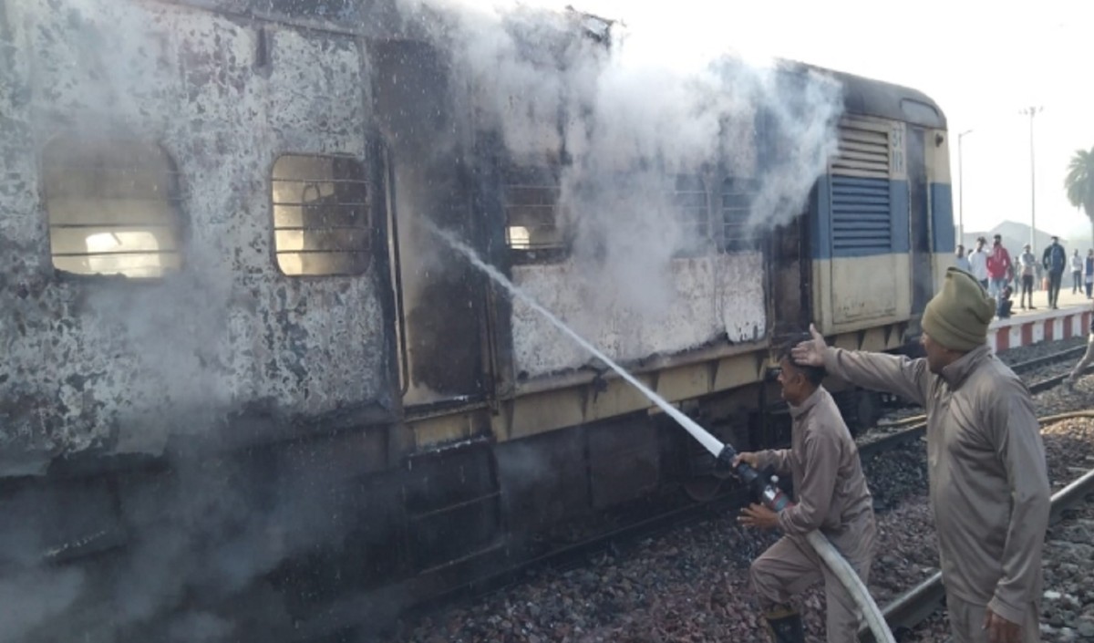  डीएमयू ट्रेन के दो डिब्बों में लगी आग