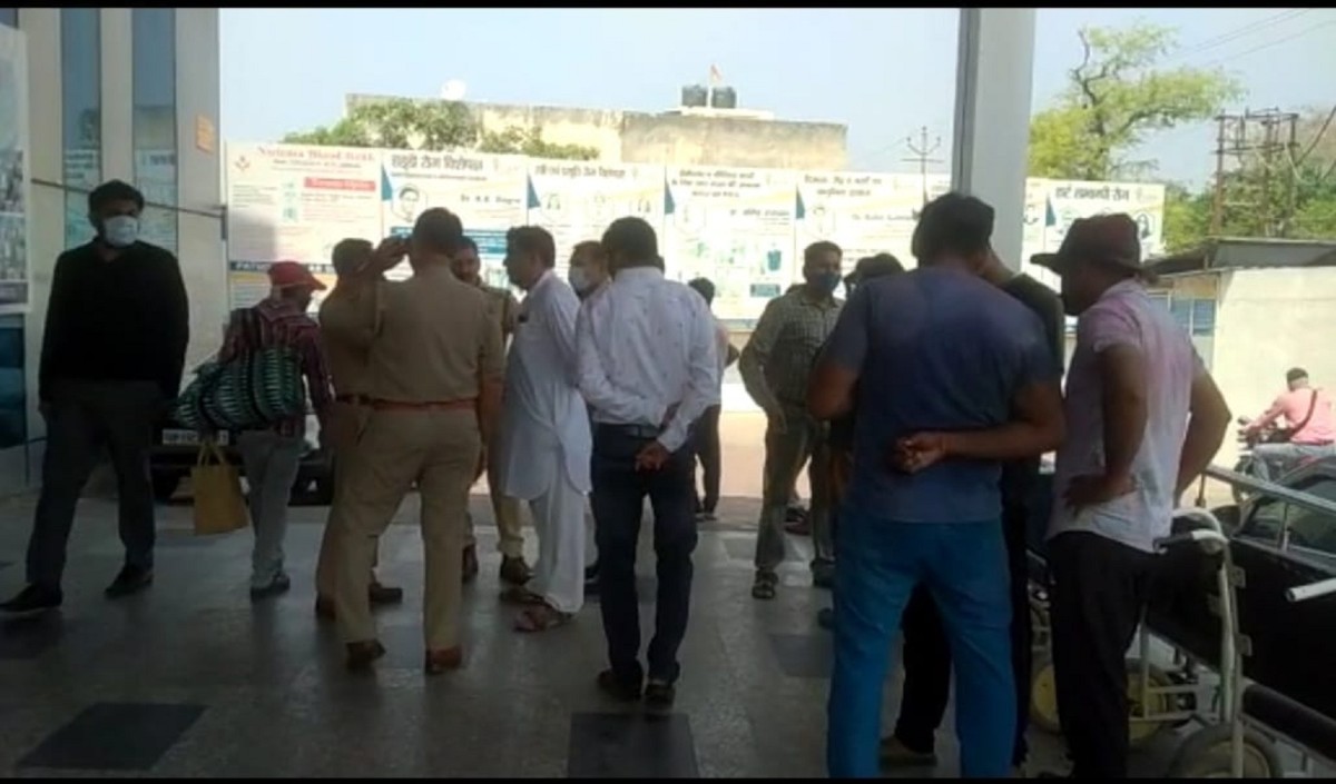 बदमाश का पीछा करते वक्त हुए हादसे में दो सिपाही हुए गंभीर घायल बदमाश का पीछा करते वक्त हुए हादसे में दो सिपाही हुए गंभीर घायल