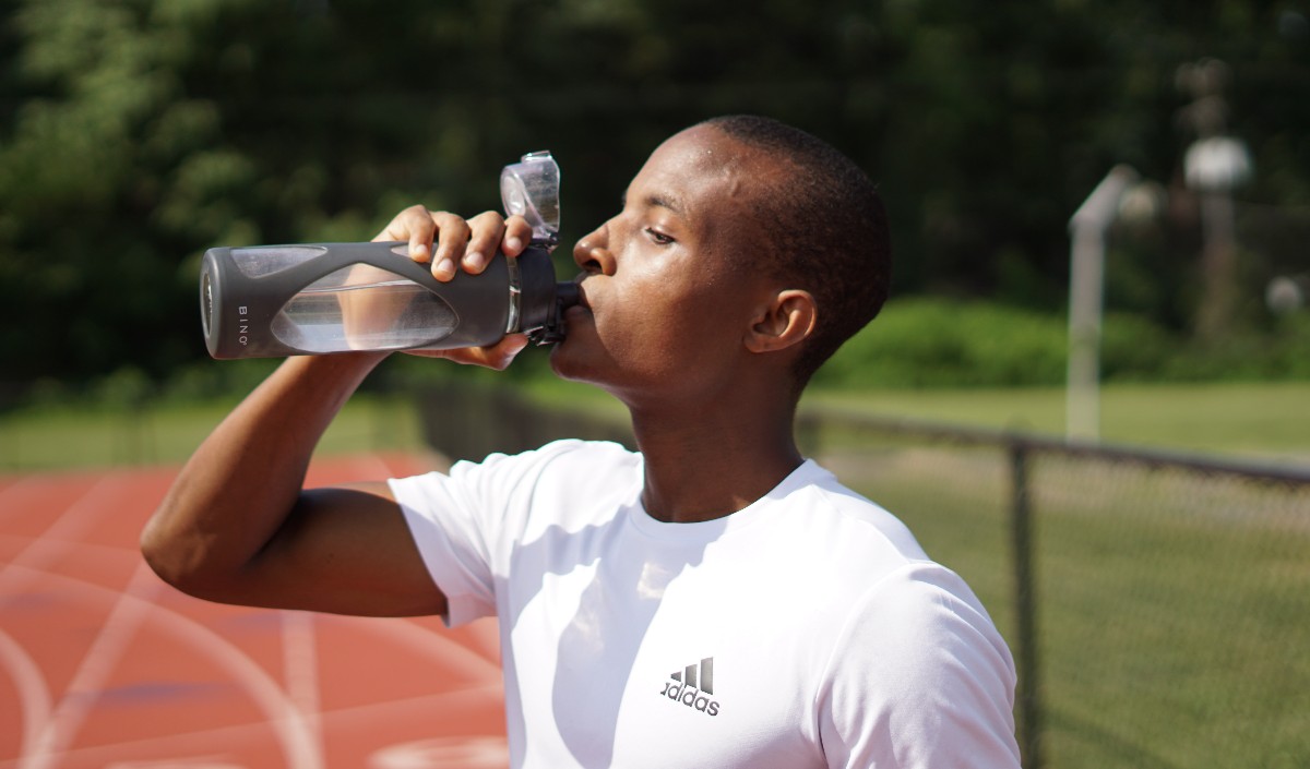 खड़े होकर पानी पीने की आदत है तो हो जाएं सावधान! सेहत को हो सकते हैं ये बड़े नुकसान