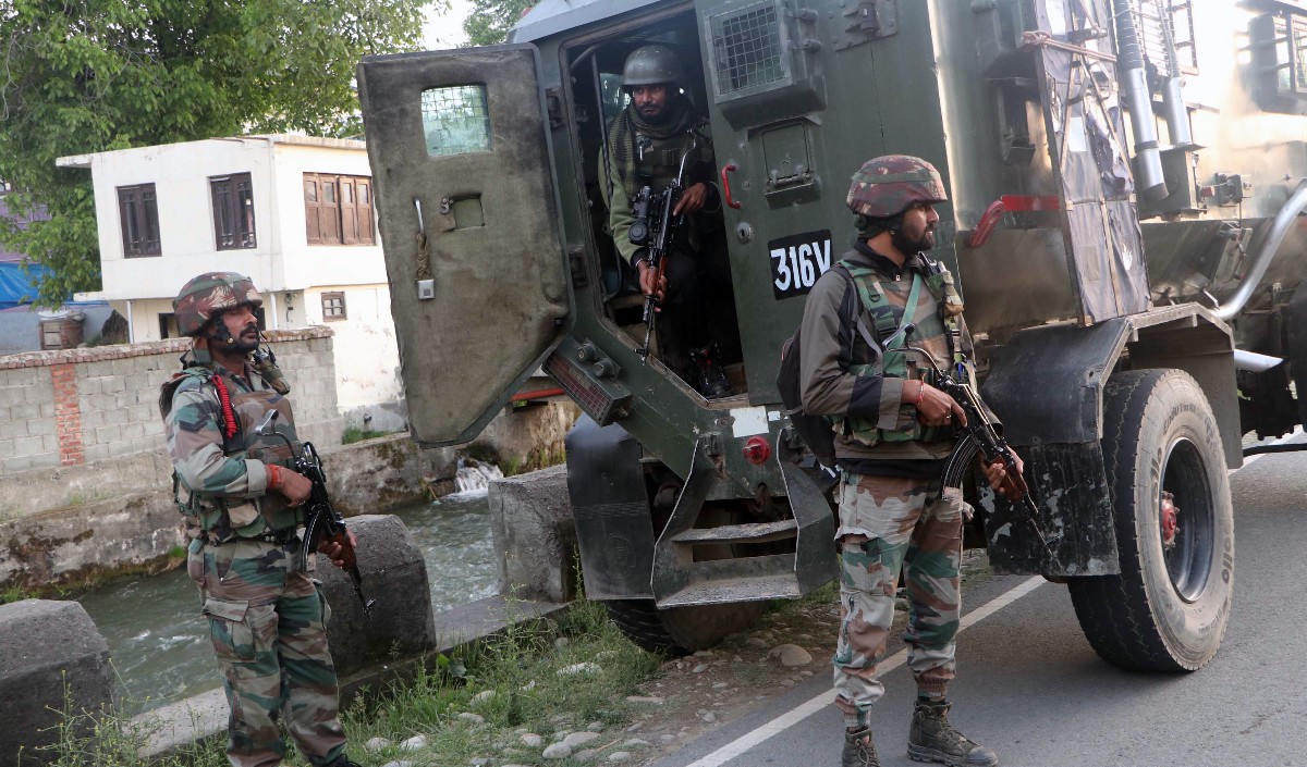 Jammu Kashmir Encounter |  सुरक्षा बलों और आतंकी के बीच मुठभेड़, पुलवामा में अल-बद्र से जुड़े दो आतंकवादी ढेर