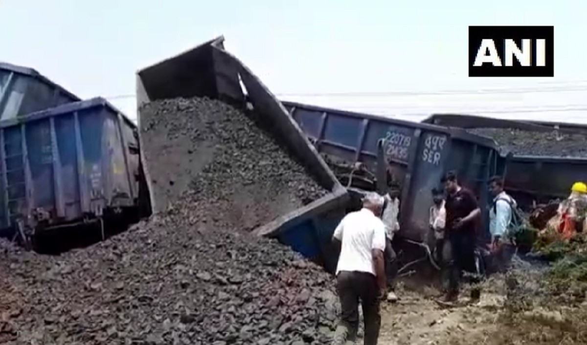 इटावा के पास बड़ा ट्रेन हादसा, गाजियाबाद की ओर कोयला लेकर जा रही मालगाड़ी के 12 डिब्बे पलटे