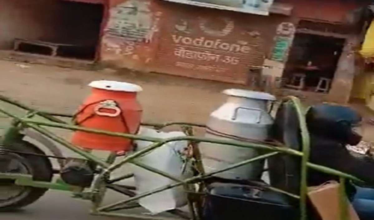 दूध वाले का यह देसी जुगाड़ देख आप भी हो जाएंगे हैरान, लोगों ने किया आनंद महिंद्रा को टैग; देखें वीडियो