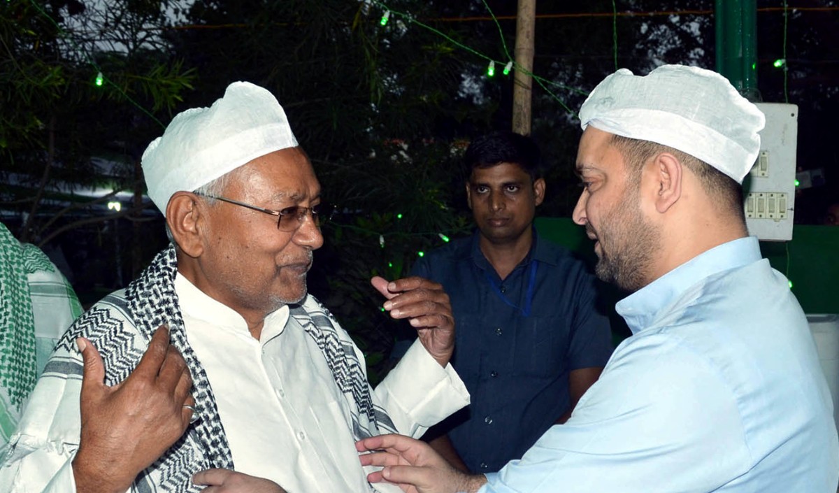 राजद की इफ्तार पार्टी में तेजस्वी और राबड़ी ने नीतीश की अगवानी की, चिराग ने पैर छूकर लिया आशीर्वाद