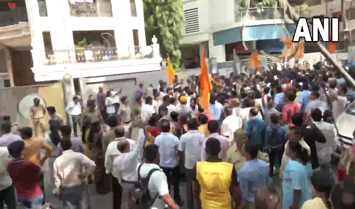 महाराष्ट्र में हनुमान चालीसा को लेकर हाई लेवल पॉलिटिक्स, सांसद नवनीत राणा के घर के बाहर शिवसैनिकों का प्रदर्शन
