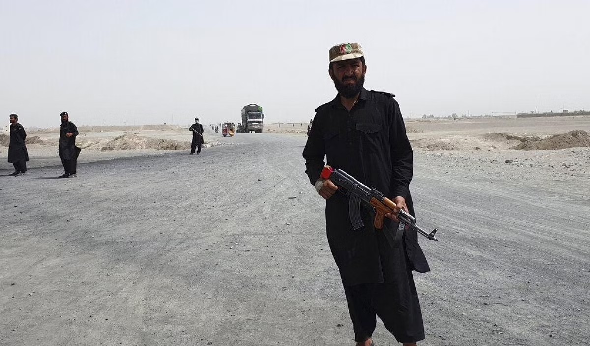 पाकिस्तान-अफगान सीमा से आतंकवादियों को हटा रहा है तालिबान,  एक दर्जन पाकिस्तानी सैनिकों की हुई थी हत्या