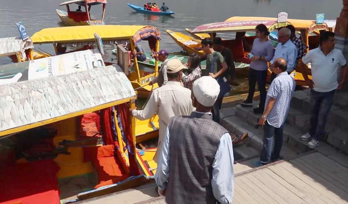 गर्मी के मौसम में कश्मीर की ठंडक का मजा लेने बड़ी संख्या में आ रहे हैं पर्यटक