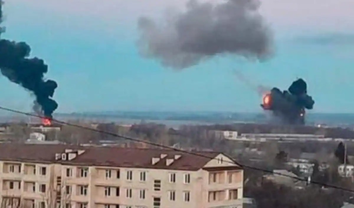 यूक्रेन के इस्पात कारखाने पर बमबारी, जेलेंस्की अमेरिकी मंत्रियों से करेंगे मुलाकात