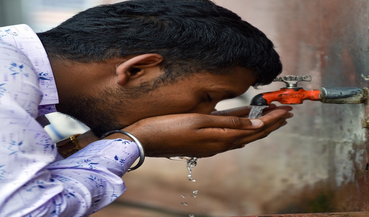 राजस्थान में भीषण गर्मी ने बढ़ाई पानी की किल्लत, जल मंत्री के आवास के बाहर परेशान लोगों का प्रदर्शन
