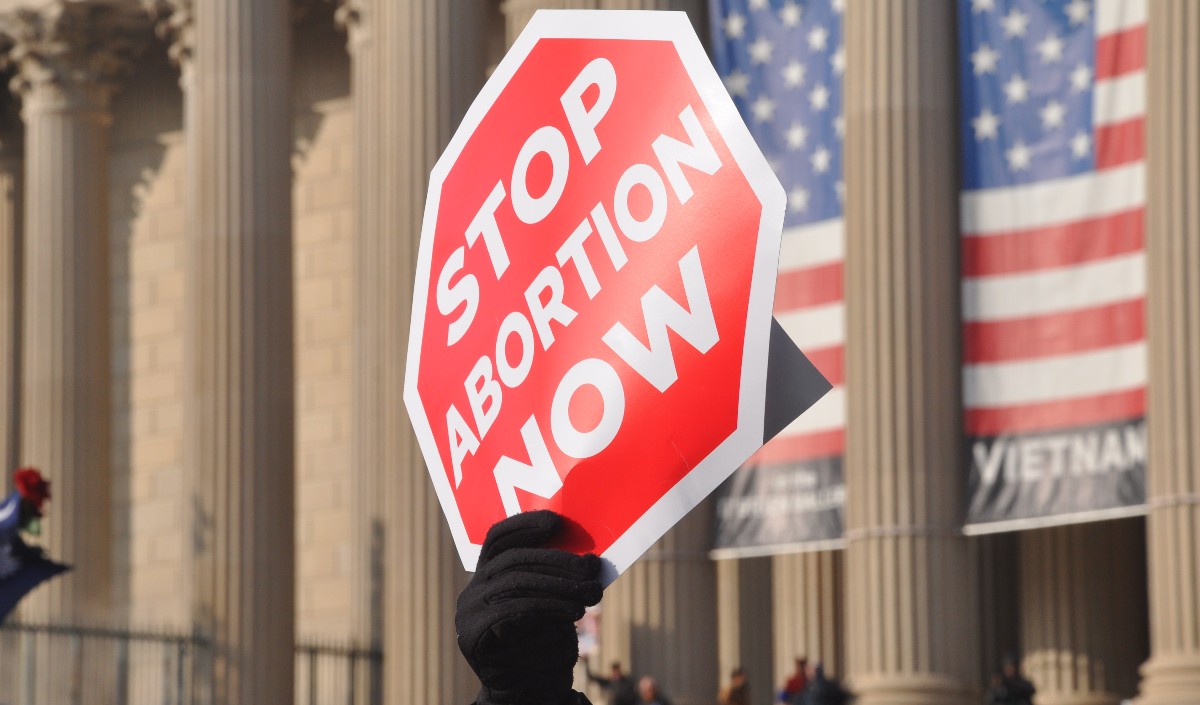 गर्भपात के अधिकारों को नकार रहा अमेरिकी सुप्रीम कोर्ट, प्रदर्शनकारियों ने निकाली रैली