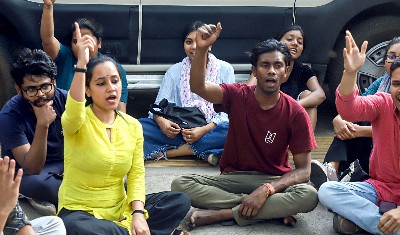 आइसा ने हिंदू कॉलेज के प्रोफेसर की गिरफ्तारी के विरोध में प्रदर्शन किया