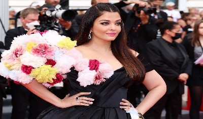Cannes Film Festival 2022: 'द वीनस स्कल्पचर' गाउन पहनकर रेड कार्पेट पर उतरीं ऐश्वर्या राय बच्चन
