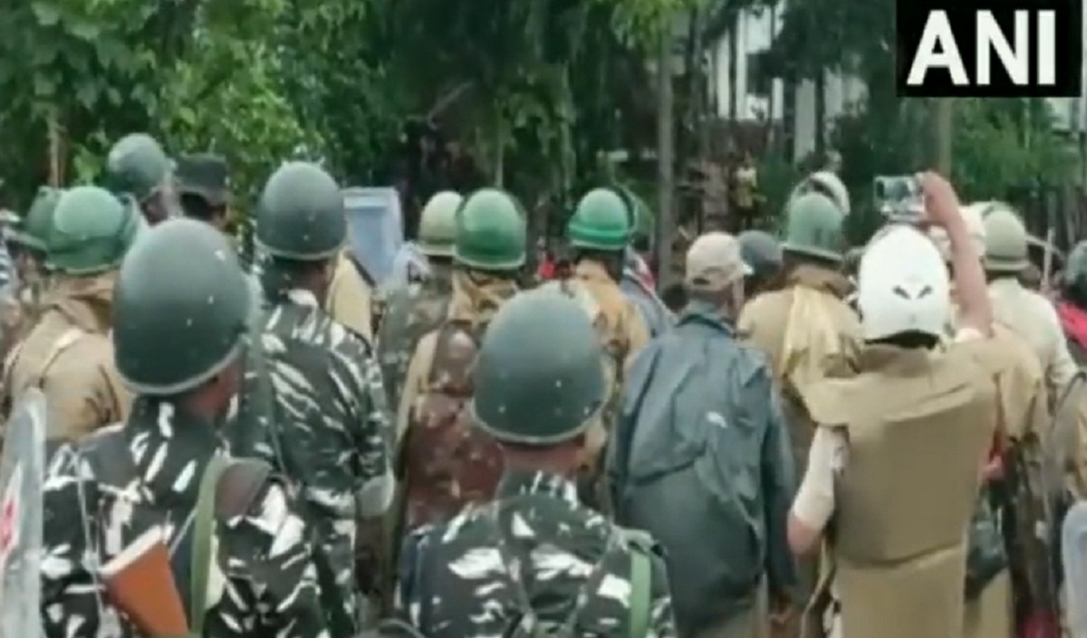 असम के कछार में चाय बागान की भूमि अधिग्रहण के खिलाफ मजदूरों का प्रदर्शन, पुलिस ने किया फ्लैग मार्च