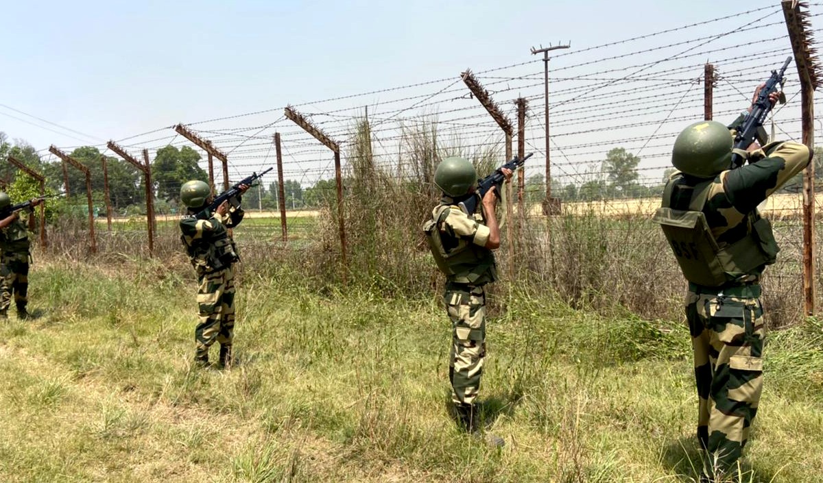 सीमा सुरक्षा बल ने पंजाब में हेरोइन ले जा रहे ड्रोन को मार गिराया