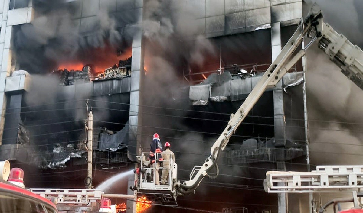 Prabhasakshi Newsroom। चार मंजिला इमारत में भीषण आग, 27 लोग जिंदा जले, अपनों को तलाशती रही आंखें
