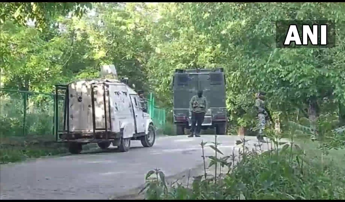 जम्मू-कश्मीर: कुलगाम में आतंकियों और सुरक्षाबलों के बीच मुठभेड़, 2 आतंकवादी के छिपे होने की आशंका