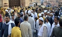 सुप्रीम कोर्ट में आज सुनवाई, जुमे पर ज्ञानवापी मस्जिद में नमाजियों की भीड़ बढ़ी, गेट करना पड़ा बंद