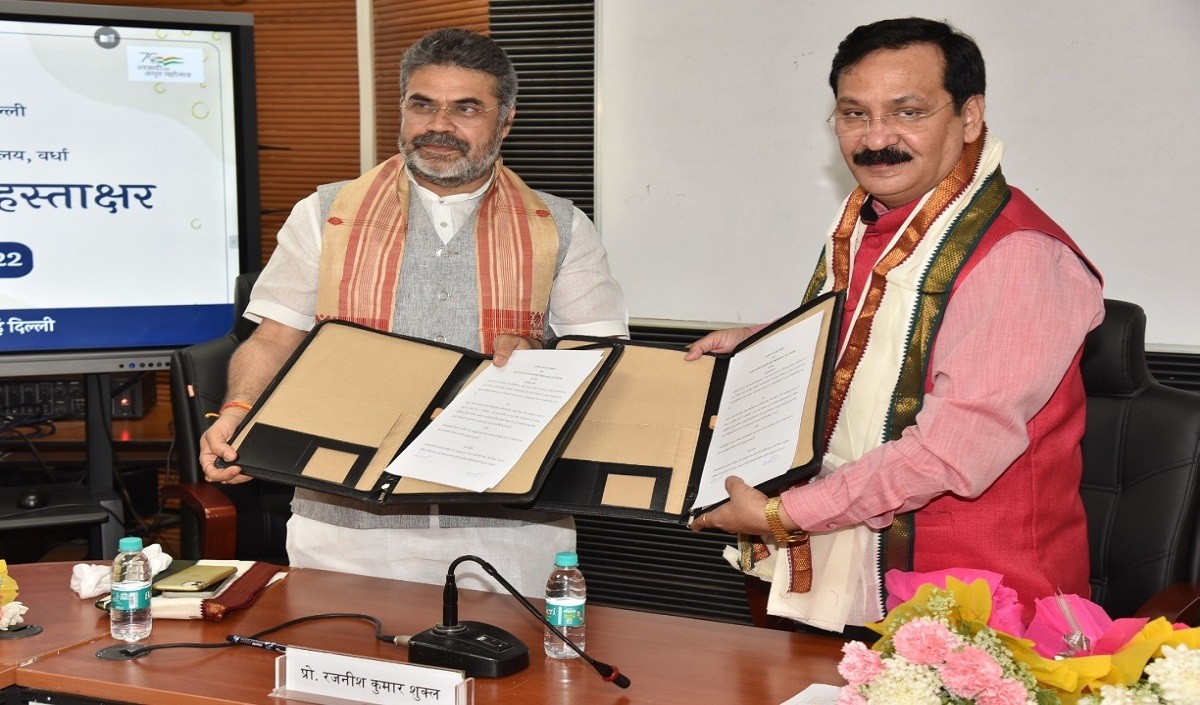 IIMC और महात्मा गांधी अंतरराष्ट्रीय हिंदी विश्वविद्यालय के बीच एमओयू पर हस्ताक्षर
