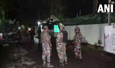 J&K के बारामूला में शराब की दुकान पर ग्रेनेड हमले में एक की मौत, तीन जख्मी, आतंकियों की तलाश में जुटे सुरक्षाकर्मी