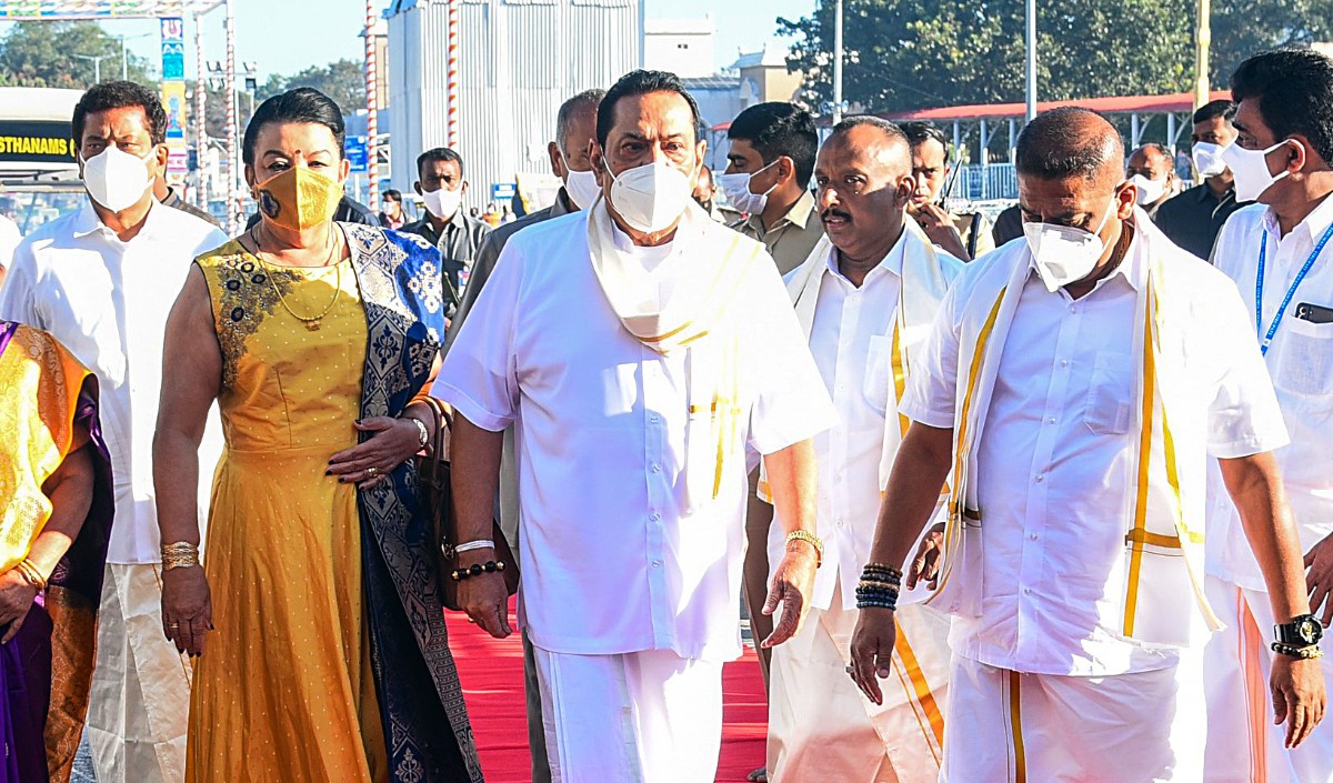 राजनीतिक संकट के कारण श्रीलंका के प्रधानमंत्री महिंदा राजपक्षे पर इस्तीफे का दबाव