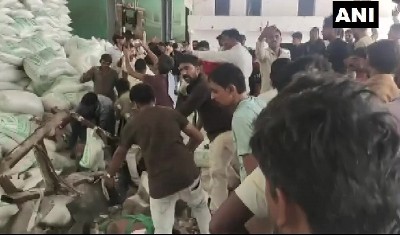 गुजरात: मोरबी में नमक कारखाने की दीवार गिरने से 12 लोगों की मौत, PM मोदी ने जताया दुख