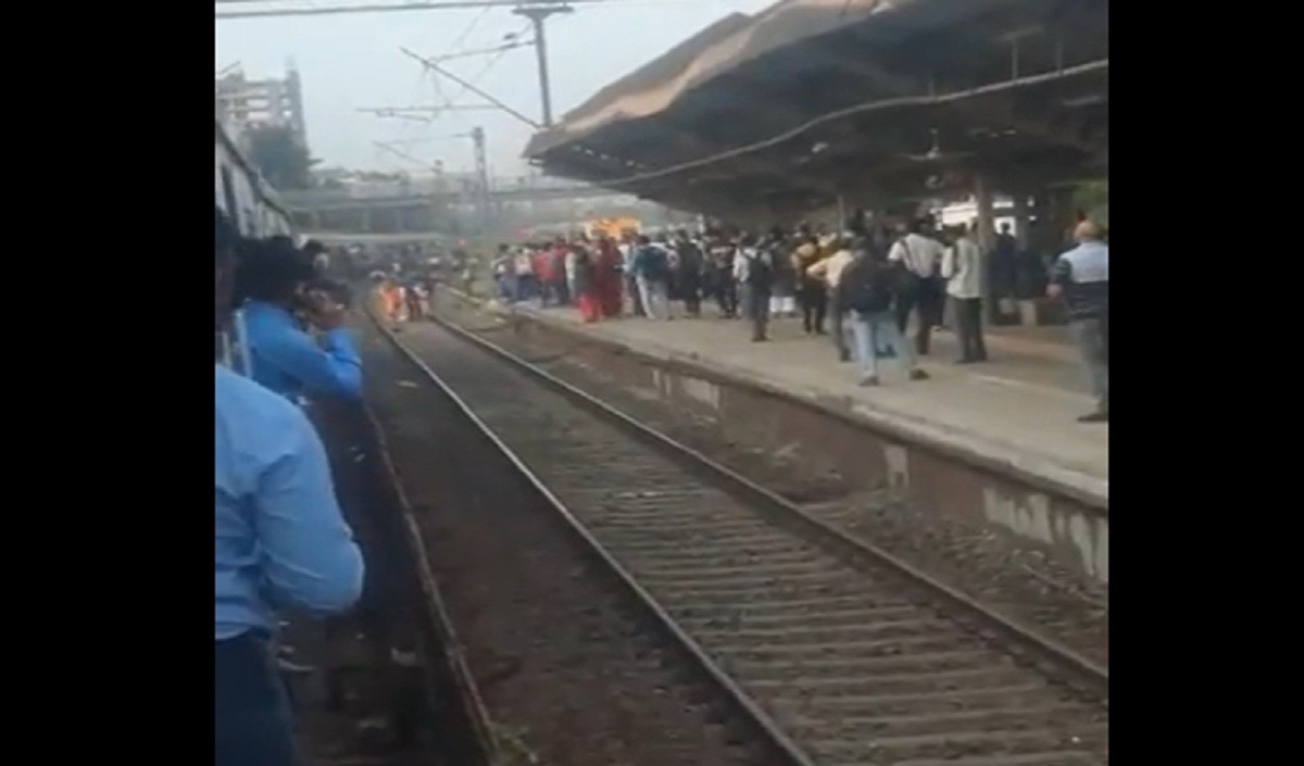 मुंबई लोकल ट्रेन में आई तकनीकी खराबी, पैदल ही पटरियों पर चले यात्री; देखें वीडियो