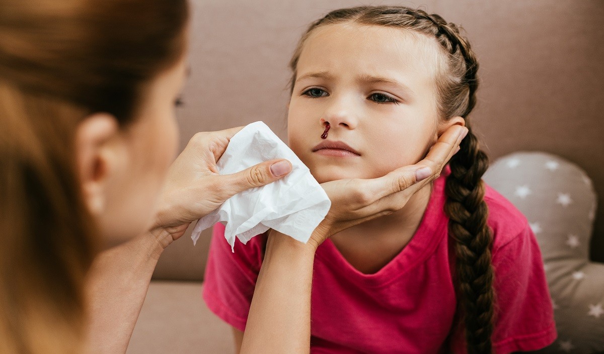 Nose Bleeding in Summer's: गर्मियों में अगर आपकी नाक से भी बहने लगता है खून तो तुरंत आजमाएं ये उपाय