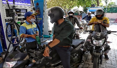 बढ़ती महंगाई के बीच राहत भरी खबर ! पेट्रोल-डीजल पर केंद्र सरकार ने घटाई एक्साइज ड्यूटी, 9.5 रुपए सस्ता होगा Petrol