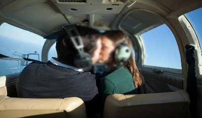 Love in the Air! ऑटोपायलट मोड में उड़ रहा था विमान और पायलट महिला सहकर्मी के साथ संबंध बनाने में था मगन