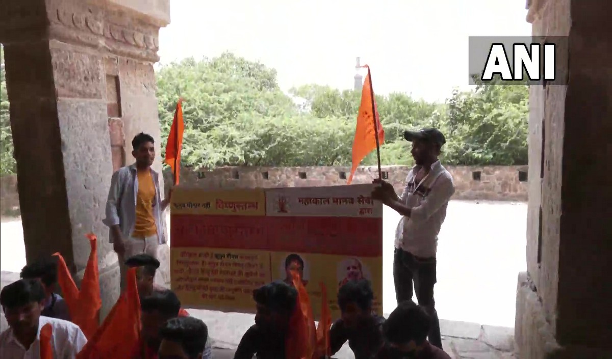 कुतुबमीनार के सामने लगे जय हनुमान और जय श्रीराम, हिन्दू संगठनों ने नाम बदलकर विष्णु स्तंभ करने की मांग करते हुए किया प्रदर्शन