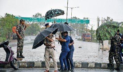 बारिश और तेज हवाओं की वजह से पांच लोगों की मौत, मुख्यमंत्री ने दिए राहत और बचाव कार्य के निर्देश
