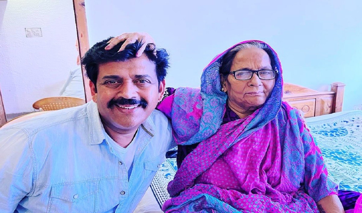 ravi kishan with mother
