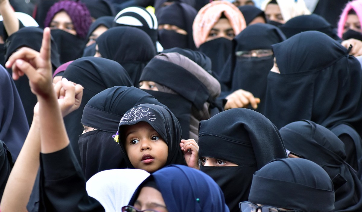 अफगानिस्तानः तालिबान का फरमान- सार्वजनिक स्थलों पर बुर्का पहने महिलाएं