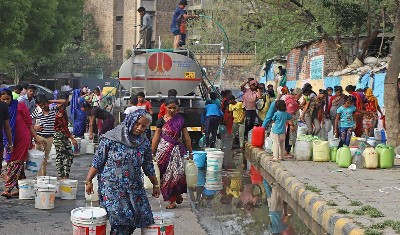 दिल्ली में भीषण जल संकट है और केजरीवाल हाथ पर हाथ धरे बैठे हुए हैं