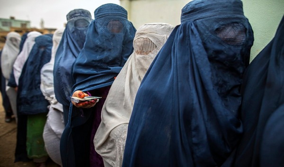 सिर से पैर तक पहनें बुर्का, घर पर ही रहे तो बेहतर- तालिबान ने दिखाए अपने रंग, महिलाओं के लिए जारी किया फरमान